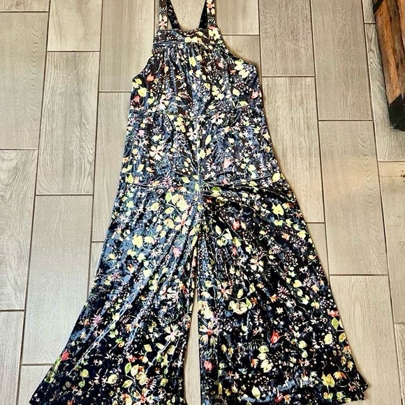 Natural Life Dakota Floral Jumpsuit with Black and Yellow Accents - Picture 2 of 11